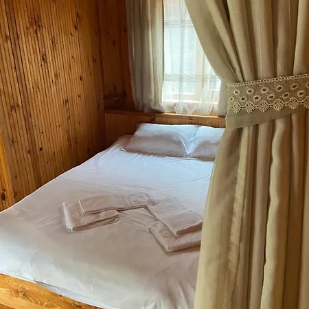 Nyaraló паздерите *