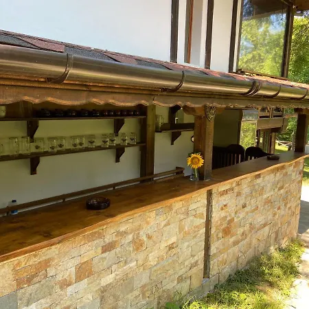 Nyaraló паздерите Aprilci