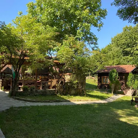 Nyaraló паздерите Aprilci