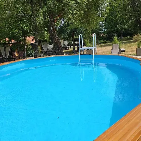 Nyaraló паздерите