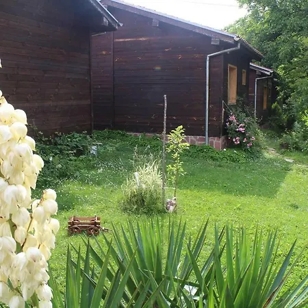 Nyaraló паздерите Aprilci