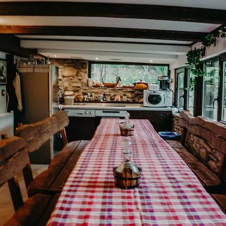 Nyaraló паздерите *