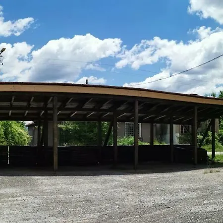 Nyaraló паздерите