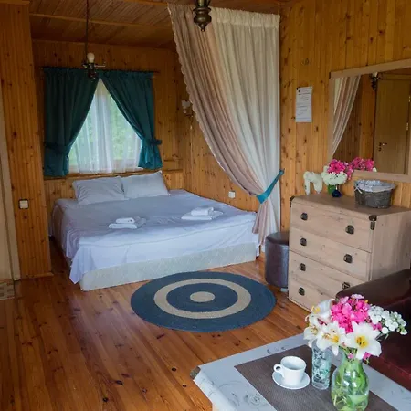 Nyaraló паздерите Aprilci